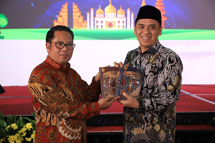Wamenag Saiful Rahmat Dasuki (kanan) dan Dirjen Bimas Islam Kemenag Kamaruddin Amin di Jakarta (28/2)   (Hilmi/Jawa Pos)