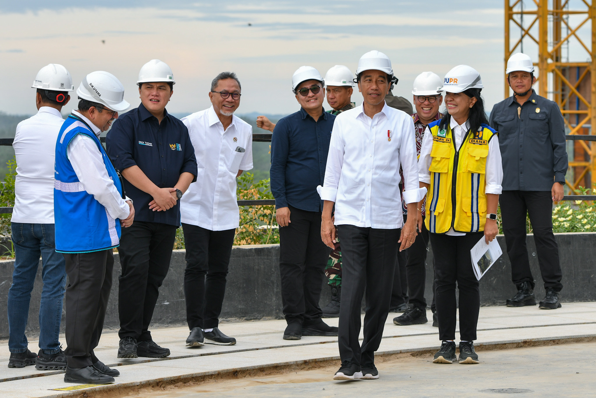 Presiden Joko Widodo (Jokowi) meninjau langsung progres pembangunan Kantor Presiden di Kawasan Ibu Kota Nusantara (IKN), Kalimantan Timur, Jumat (1/3). (Foto: Setpres)