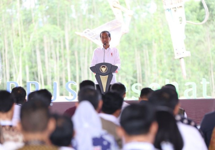 Presiden Joko Widodo saat melakukan peletakan batu pertama pembangunan Gedung BPJS Kesehatan di IKN Nusanatara.  (Muhammad Solih Januar/Antara)