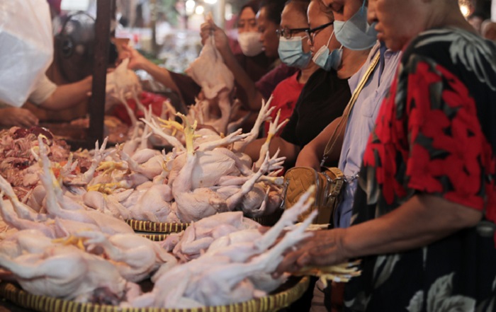 Harga ayam potong juga mengalami kenaikan  yang sebelumnya Rp30 ribu perkilogam, kini melonjak menjadi Rp38 per kilogramnya. Foto: Dery Ridwansah/ JawaPos.com