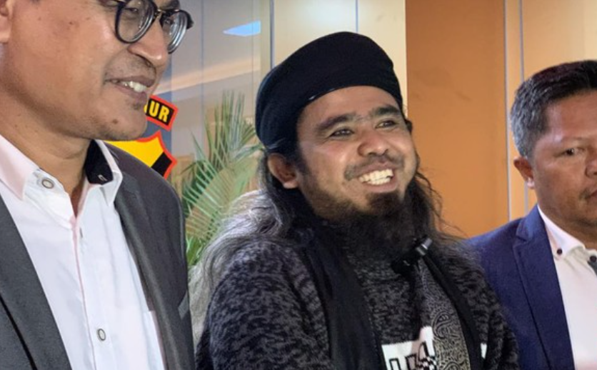 Gus Samsudin diduga sengaja membuat konten tukar pasangan dengan harapan mendapat banyak subscriber di YouTube. Di kena jerat pasal UU ITE karena meresahkan. CNN Indonesia