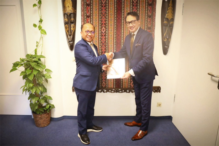 Sekjen Kemnaker Anwar bertemu dengan Technical Advisor dan Vice Head TVET, Michel Wiechert di Kedutaan Besar RI Indonesia di Berlin, Jerman, Jumat (1/3/2024). (Kemnaker untuk JawaPos.com)