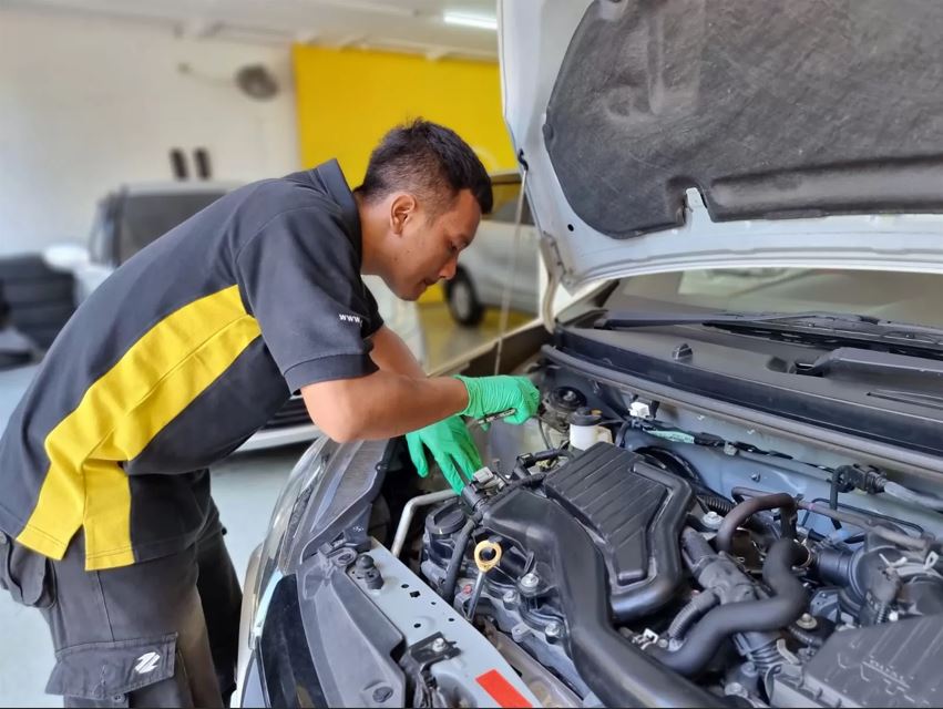 Ilustrasi: Pengecekan sebelum membeli mobil bekas. (Istimewa)