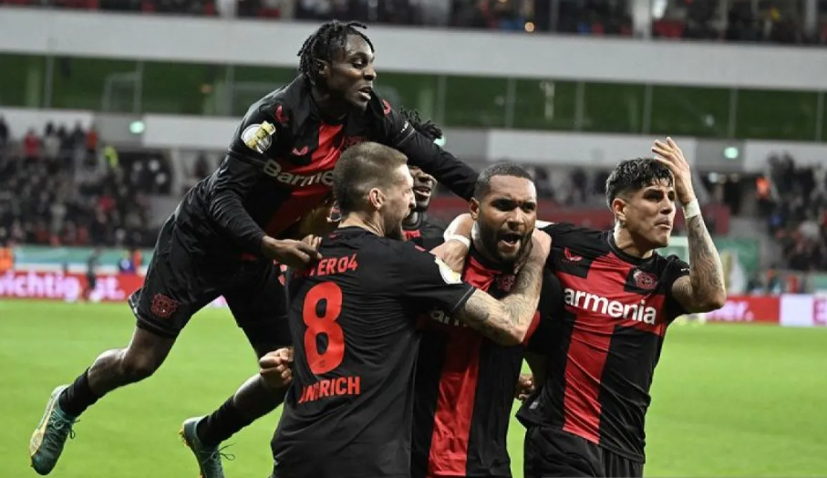 Bek Bayer Leverkusen asal Jerman #04 Jonathan Tah (kedua kanan) merayakan gol kemenangan 3-2 bersama rekan satu timnya pada pertandingan sepak bola perempat final Piala Jerman (DFB Pokal) antara Bayer