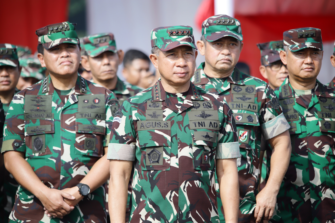 Panglima TNI Jenderal TNI Agus Subiyanto didampingi sejumlah para Perwira Tinggi TNI meninjau pasukan pada apel gelar kekuatan TNI untuk pengamanan Pemilu 2024 di Lapangan Taxy Way Echo Halim Perdanakusuma, Jakarta Timur, Kamis (1/2/2024).