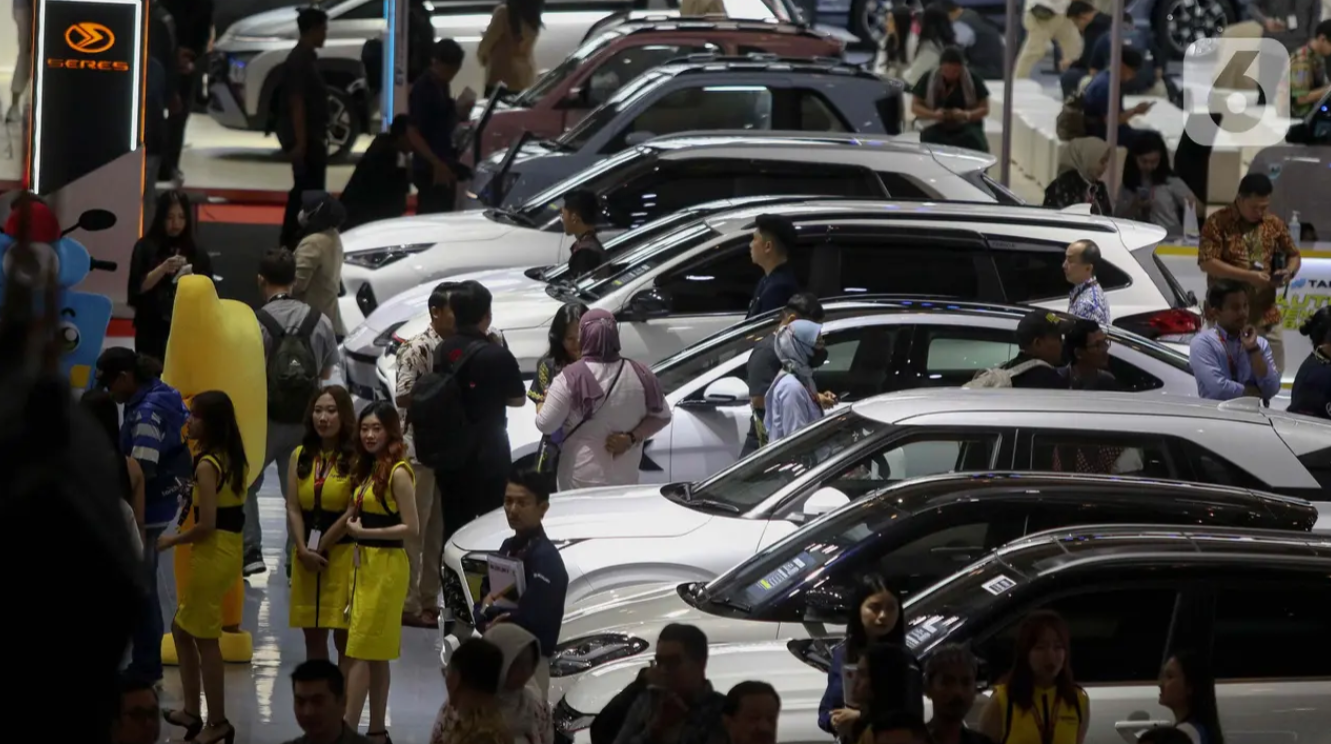 Pengunjung melihat mobil yang dipamerkan dalam Indonesian International Motor Show (IIMS) 2024 di JIExpo Kemayoran, Jakarta