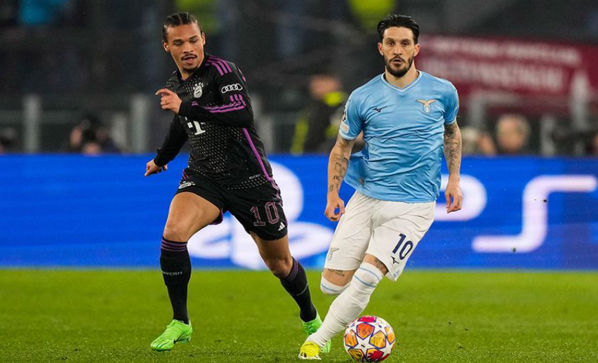 Leroy Sane berebut bola dengan Luis Alberto di laga Lazio vs Bayern Munchen, Liga Champions 20232024. (Bola.com)