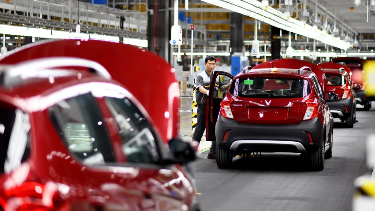 Pekerja merakit mobil di pabrik VinFast, Haiphong, Vietnam, Jumat (1462019). Dua produk baru yang ditawarkan oleh VinFast adalah sedan LUX A2.0 dan SUV LUX SA2.0