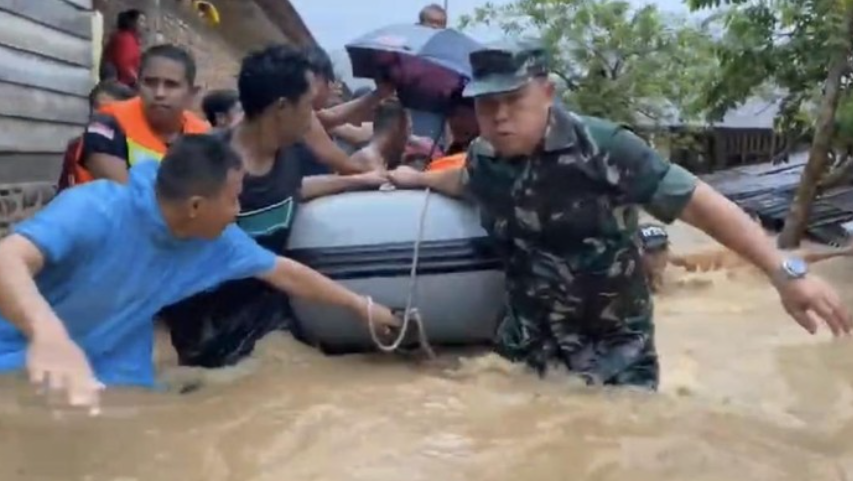 Foto Banjir di Kota Padang, warga dievakuasi.