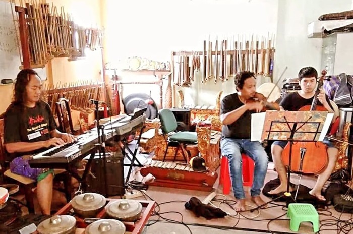 Yusuf Oeblet (kiri) sedang latihan musik. (Dokumentasi Pribadi)