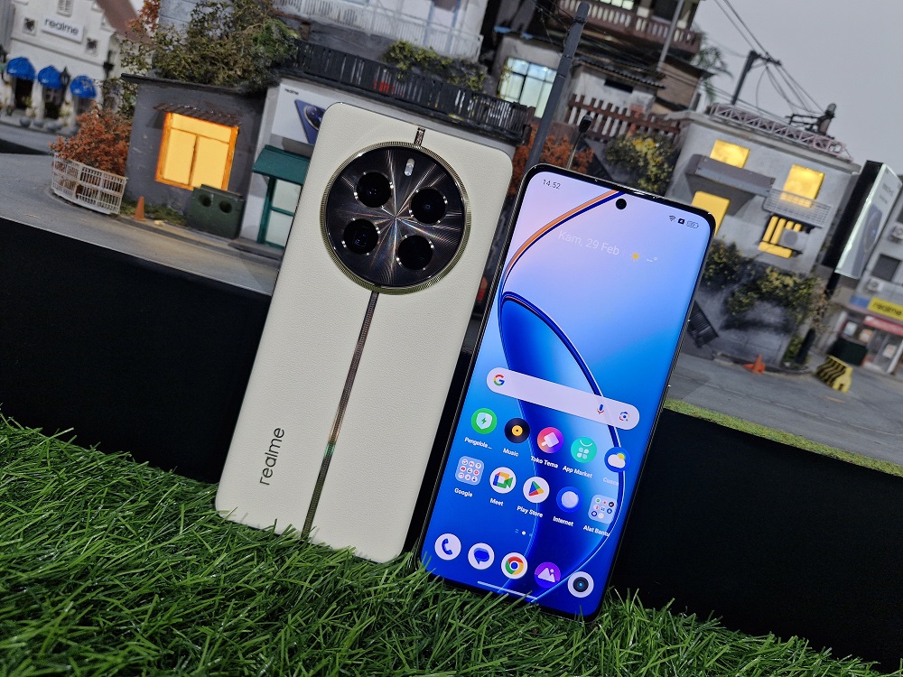 Perangkat smartphone Realme 12 Pro+ 5G. (Rian Alfianto/JawaPos.com)