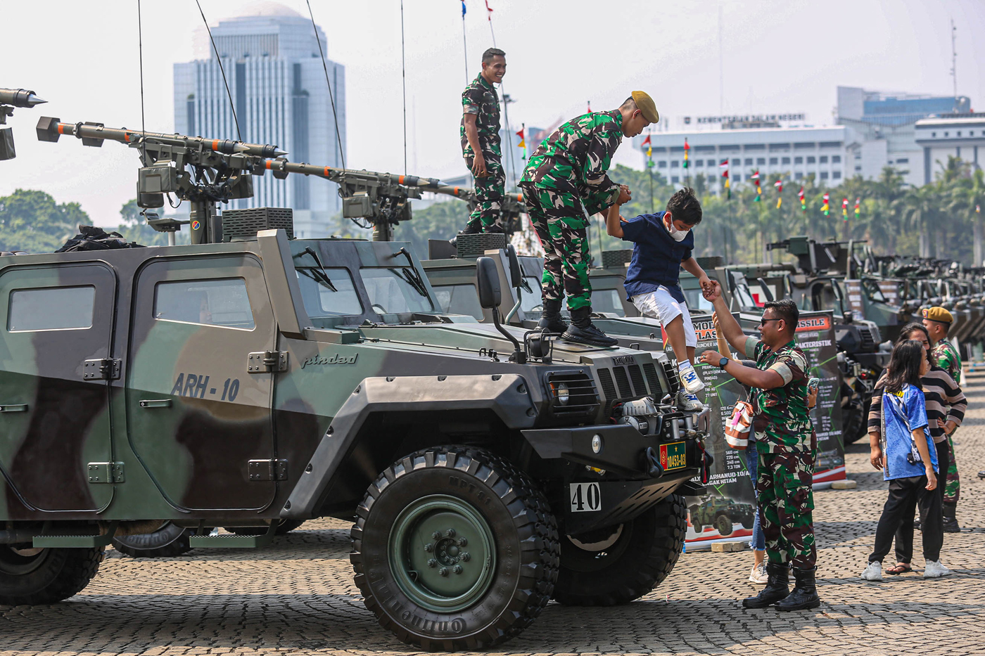 Sejumlah warga saat mengunjungi pameran alutsista di kawasan Monas, Jakarta, Minggu (24/9/2023).  (MIFTAHUL HAYAT/JAWA POS)