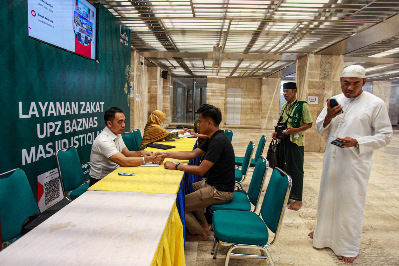 Petugas Amil Zakat melayani umat Islam yang membayar zakat fitrah di Masjid Istiqlal, Jakarta, Kamis (20/4/2023). Baznas Masjid Istiqlal membuka layanan zakat fitrah hingga malam takbiran dengan besaran 3,5 liter atau 2,7 kilogram beras atau uang sebesar
