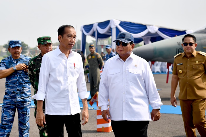 Presiden Joko Widodo (Jokowi) bersama Menteri Pertahanan (Menhan) Prabowo Subianto saat kunjungan kerja ke Jawa Timur, Jumat (8/3). (Setpres)