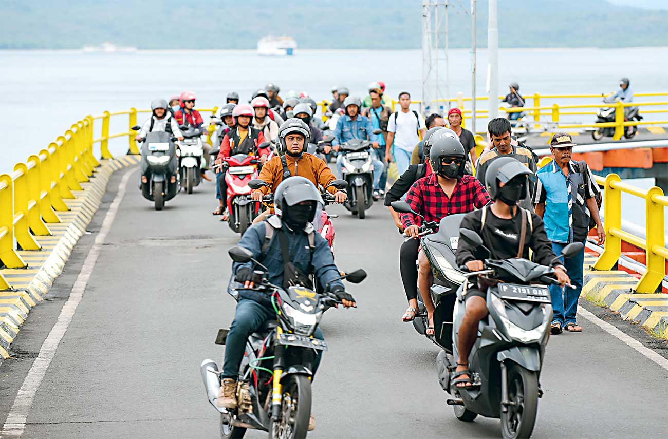 PUASA DI KAMPUNG HALAMAN: Sejumlah kendaraan bermotor keluar dari kapal di Pelabuhan Ketapang, Banyuwangi, Minggu (10/3). Arus penumpang dari pelabuhan gilimanuk menuju Ketapang terpantau ramai.
