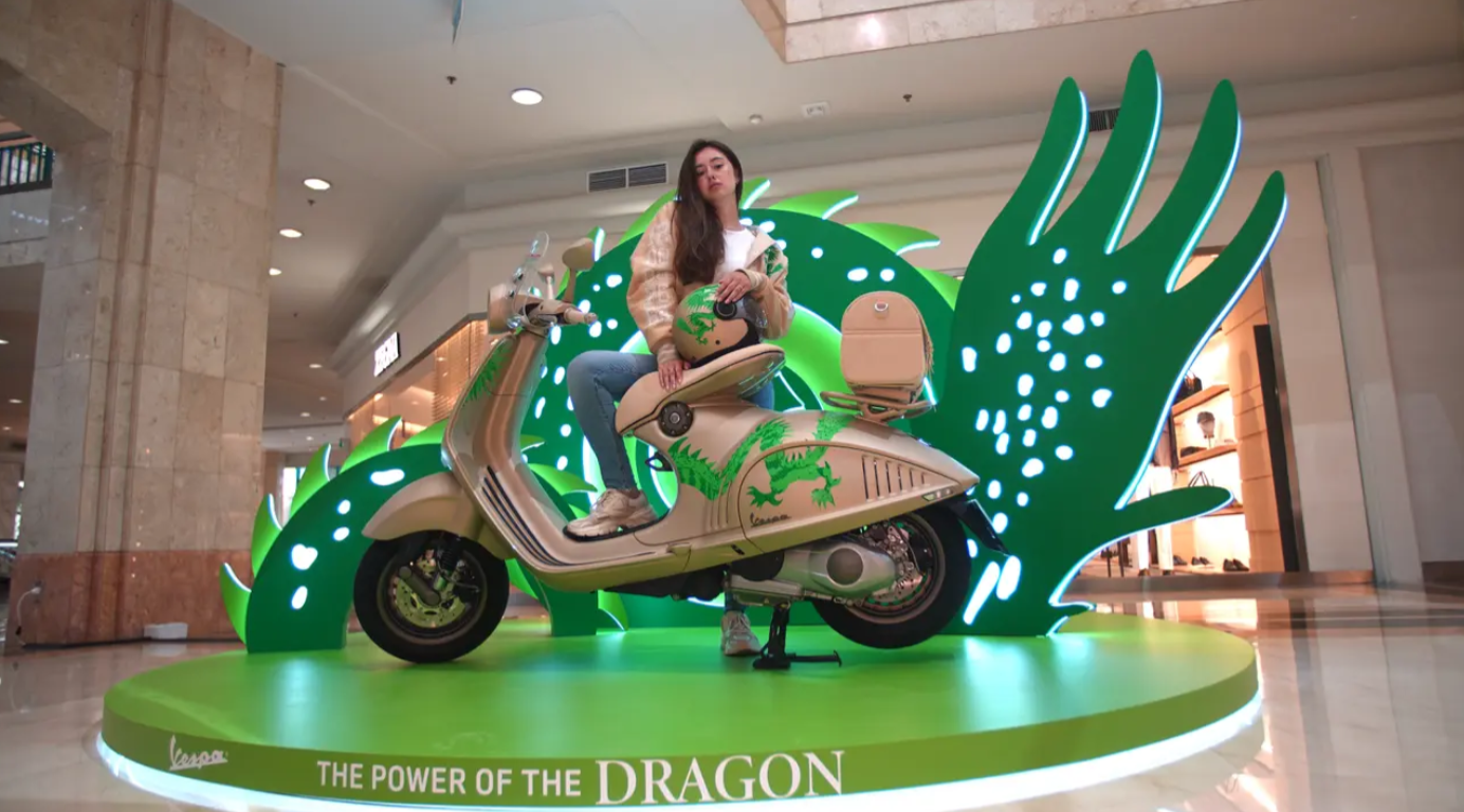 Vespa 946 Dragon dijual secara terbatas dengan harga Rp267 juta on the road (OTR) Jakarta.
