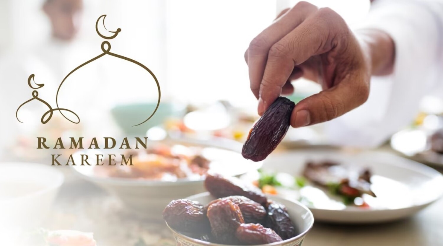 ilustrasi berbuka puasa dengan kurma. Sumber foto: Freepik