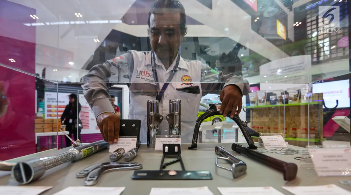 Pelaku usaha merapikan produk otomotif UMKM di booth Yayasan Dharma Bhakti Astra (YDBA) GIIAS 2019, ICE BSD Tangerang, Jumat (19/7/2019).