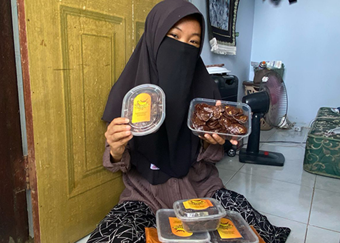 MANDIRI: Maisyaroh menunjukkan produk kriscoknya. (AYU LATIFAH/JPRM)