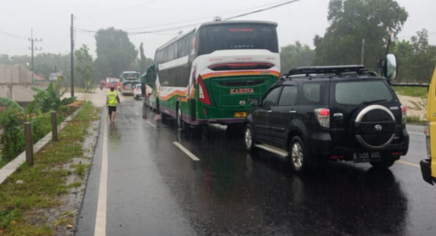 Arus lalu lintas di Jrengik Sampang macet akibat banjir