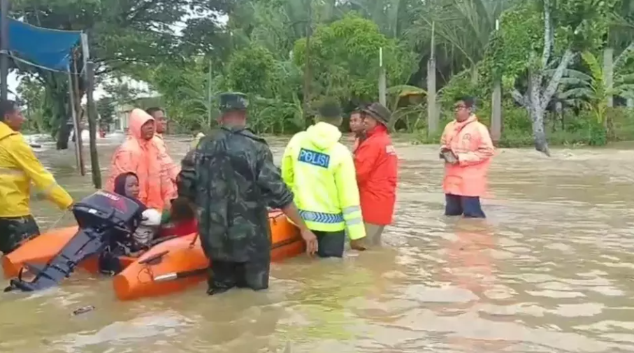 Banjir menggenangi rumah warga di Kecamatam Arosbaya, Kabupaten Bangkalan, Jawa Timur (Jatim), Selasa, 12 Maret 2024.
