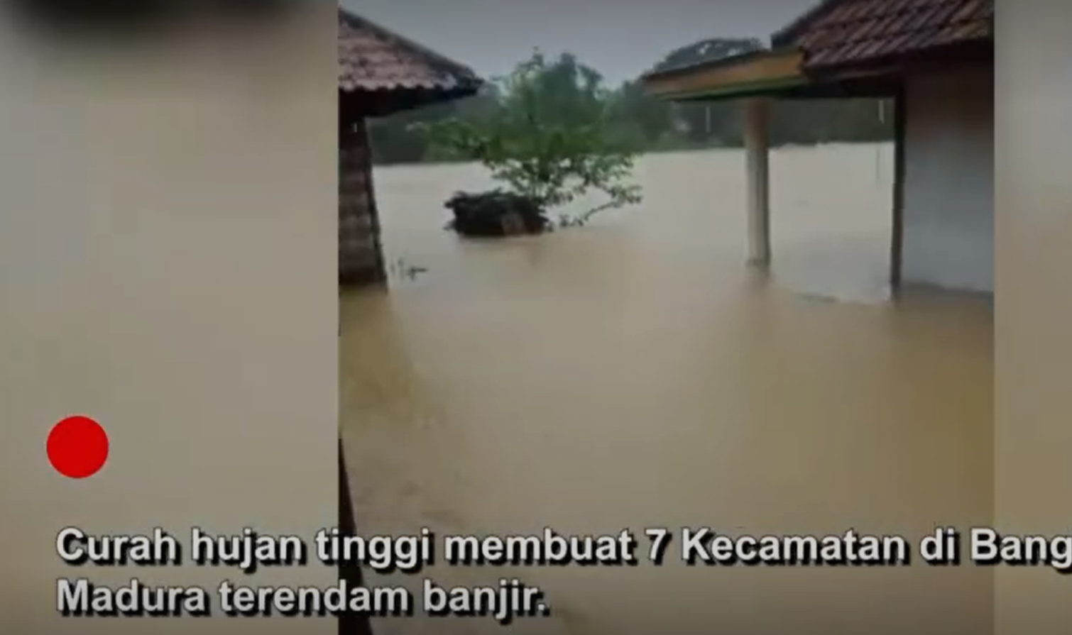 Curah hujan tinggi membuat 7 Kecamatan di Bangkalan, Madura terendam banjir.