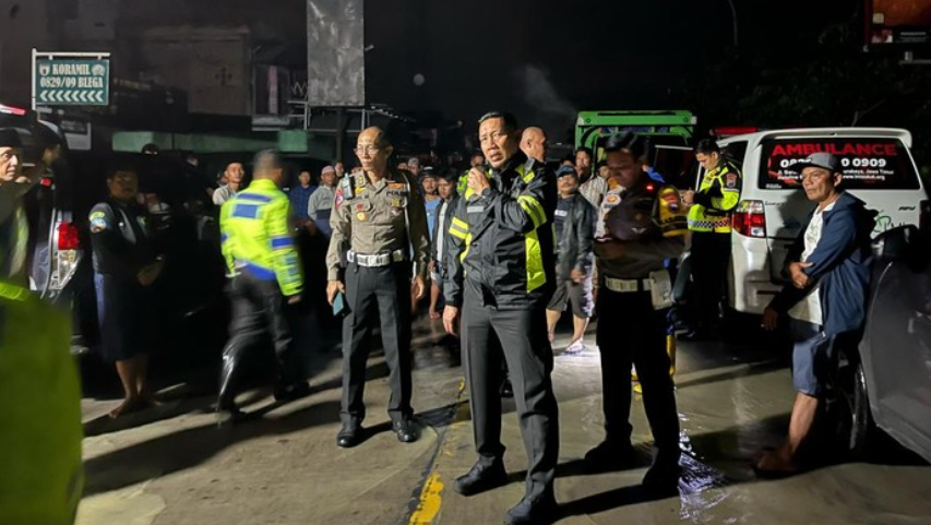 Dirlantas Polda Jatim Kombes Komarudin turun langsung meninjau lumpuhnya jalur Bangkalan-Sampang