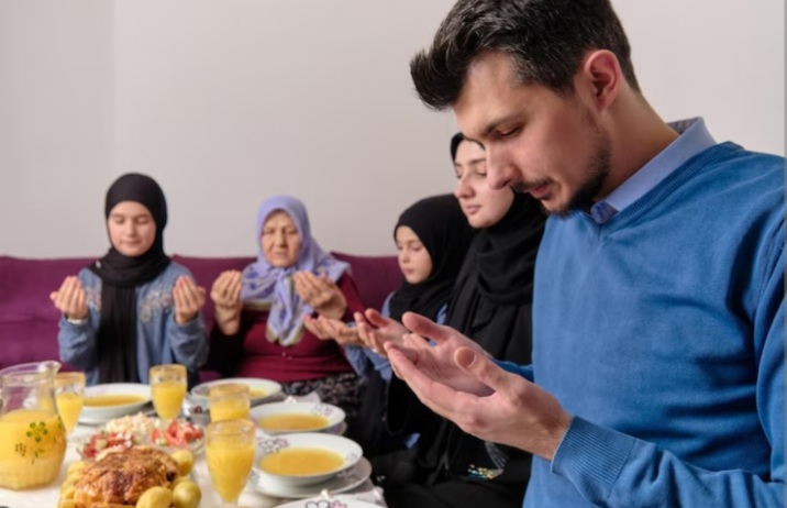 Ilustrasi menjalani ibadah puasa Ramadhan./ freepik/malik21nalik