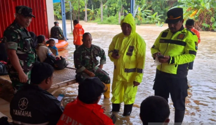 Petugas gabungan dari unsur BPBD, polisi dan TNI mengevakuasi korban banjir di Bangkalan, Jawa Timur, Selasa (12/3/2024). (Foto ANTARA)