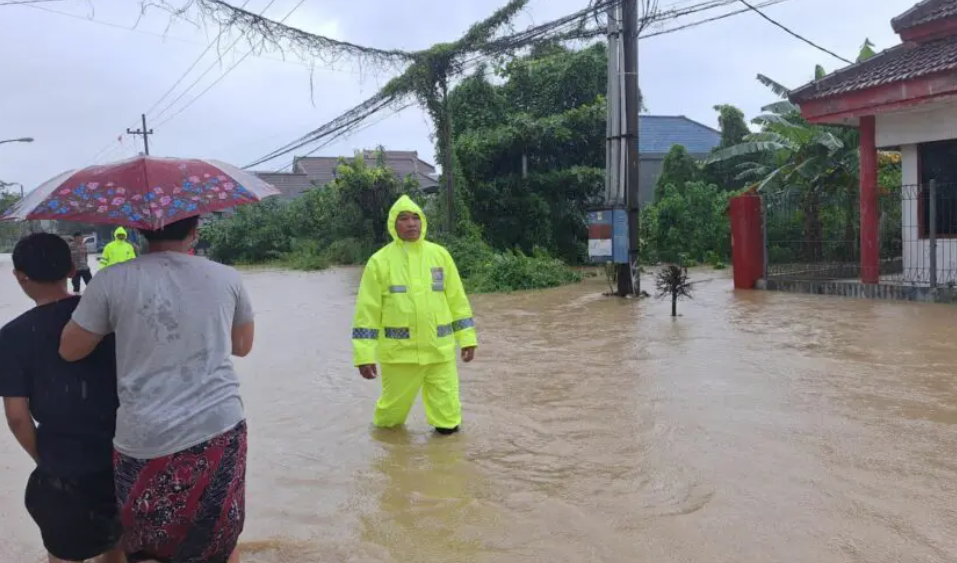Situasi banjir setinggi lutut orang dewasa melanda wilayah Kabupaten Bangkalan pada, Selasa (12/3/2024).