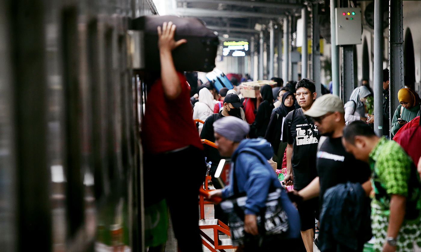 Penumpang Kereta Api bersiap menaiki kereta di Stasiun Pasar Senen, Jakarta, Sabtu (23/12/2023).  (DERY RIDWANSAH/ JAWAPOS.COM)