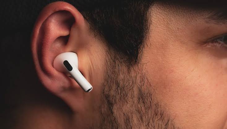 Ilustrasi: Menggunakan perangkat AirPods. (NextPit).