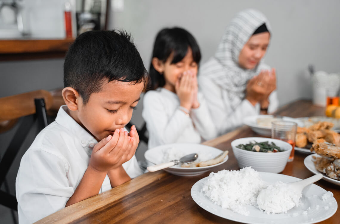 Anak-anak berbuka puasa saat Ramadhan. (Motherhood Story)