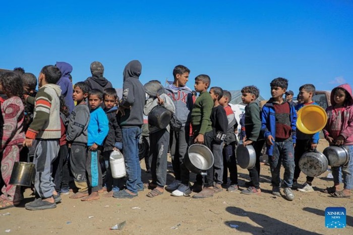 Warga Palestina mengantre untuk mendapatkan bantuan, di jalur Gaza. (Xinhua/ANTARA)