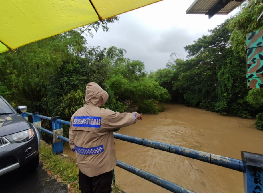 Personil Polsek Kedundung Pantau Ketinggian Air Antisipasi Banjir Di Sampang Kota