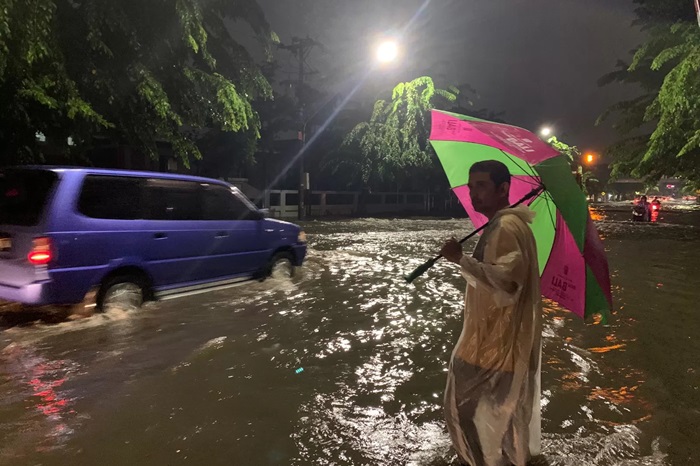 Banjir merendam kawasan Kota Lama Semarang Rabu (13/3/2024) malam. (M Iqbal Amar/Jawa Pos Radar Semarang)