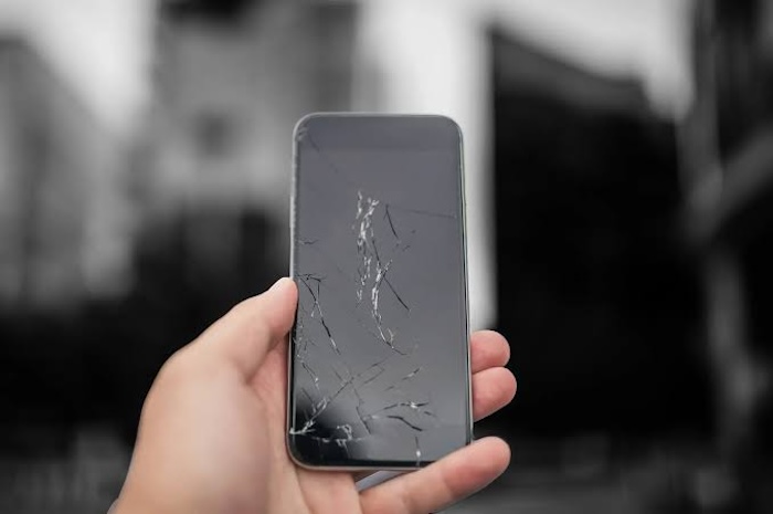Ilustrasi: Layar smartphone rusak karena goresan. (Gizchina).