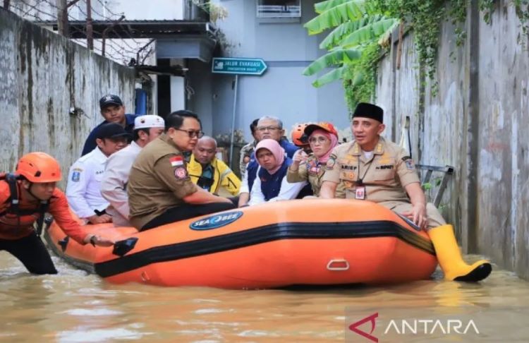 Pj Gubernur Jatim Adhy Karyono meninjau lokasi terdampak banjir di Desa Kauman, Kecamatan Blega, Kabupaten Bangkalan, Rabu (13/3/2024). ANTARA/ HO-Pemprov Jatim