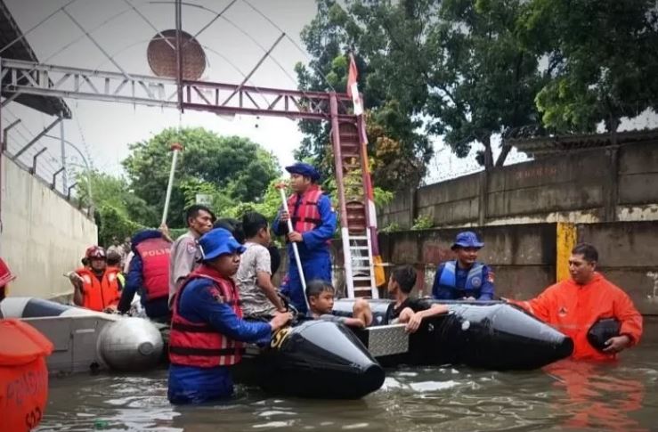 Ilustrasi Petugas gabungan mengevakuasi anak-anak korban banjir di Jakarta Utara. (BPBD DKI Jakarta/Antara)