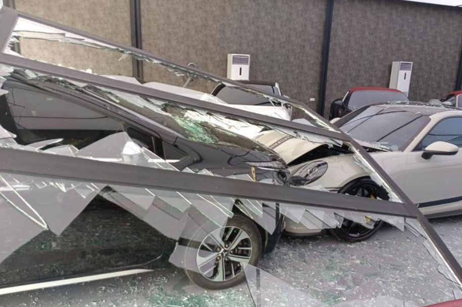 Mitsubishi Xpander menabrak mobil Porsche yang tengah terparkir di dalam showroom, Pantai Indah Kapuk 2, Kabupaten Tangerang, Banten