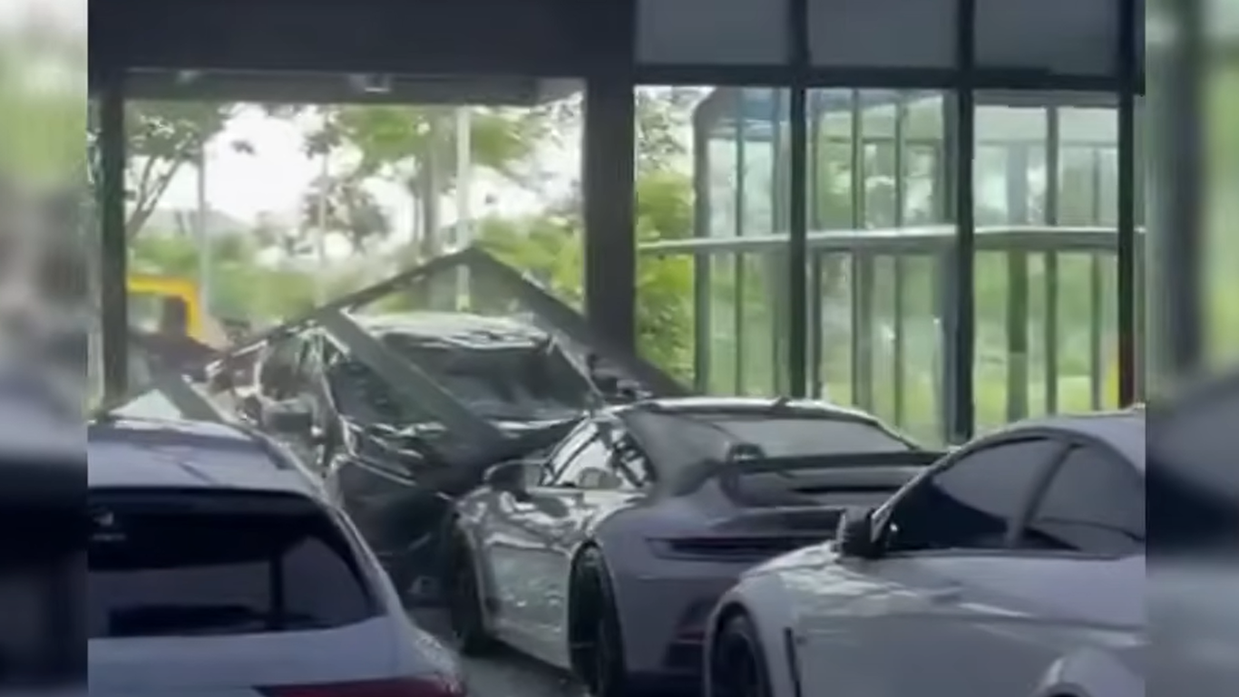 Mitsubishi Xpander tabrak Porsche 911 GT3 di PIK, Jakarta.