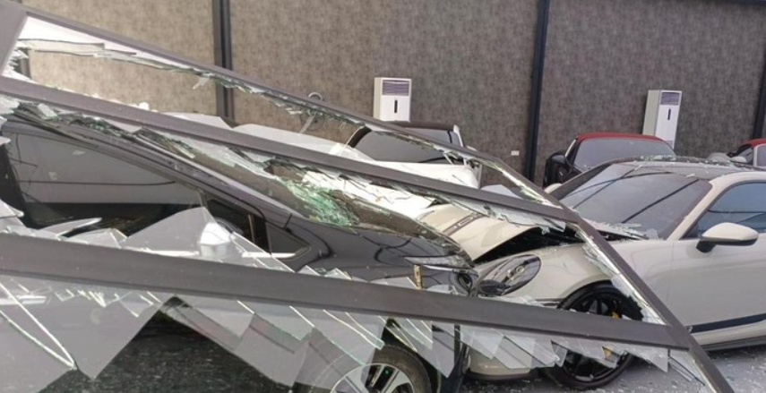 Penampakan Porsche remuk setelah ditabrak mobil Xpander di showroom PIK 2 Kota Tangerang.