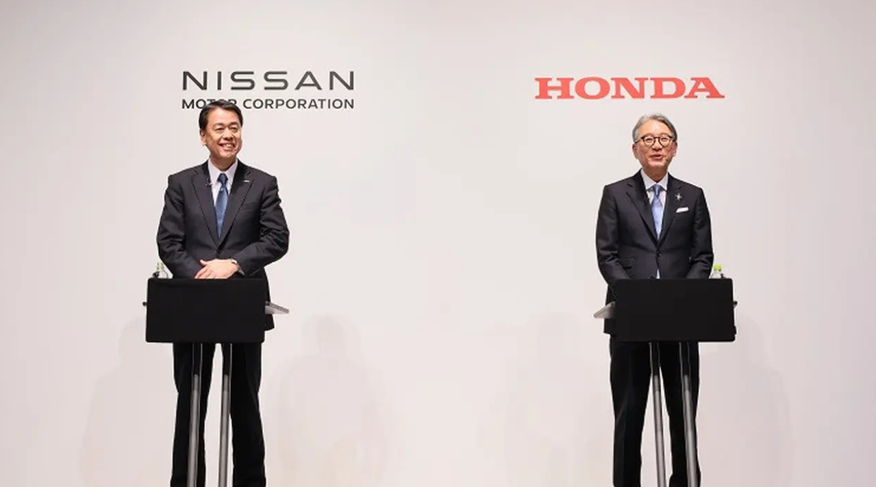 Presiden dan CEO Nissan Motor, Makoto Uchida dan Direktur, Representative Executive Officer, dan Presiden Honda, Toshiro Mibe menyetujui kerjasama kedua perusahaan
