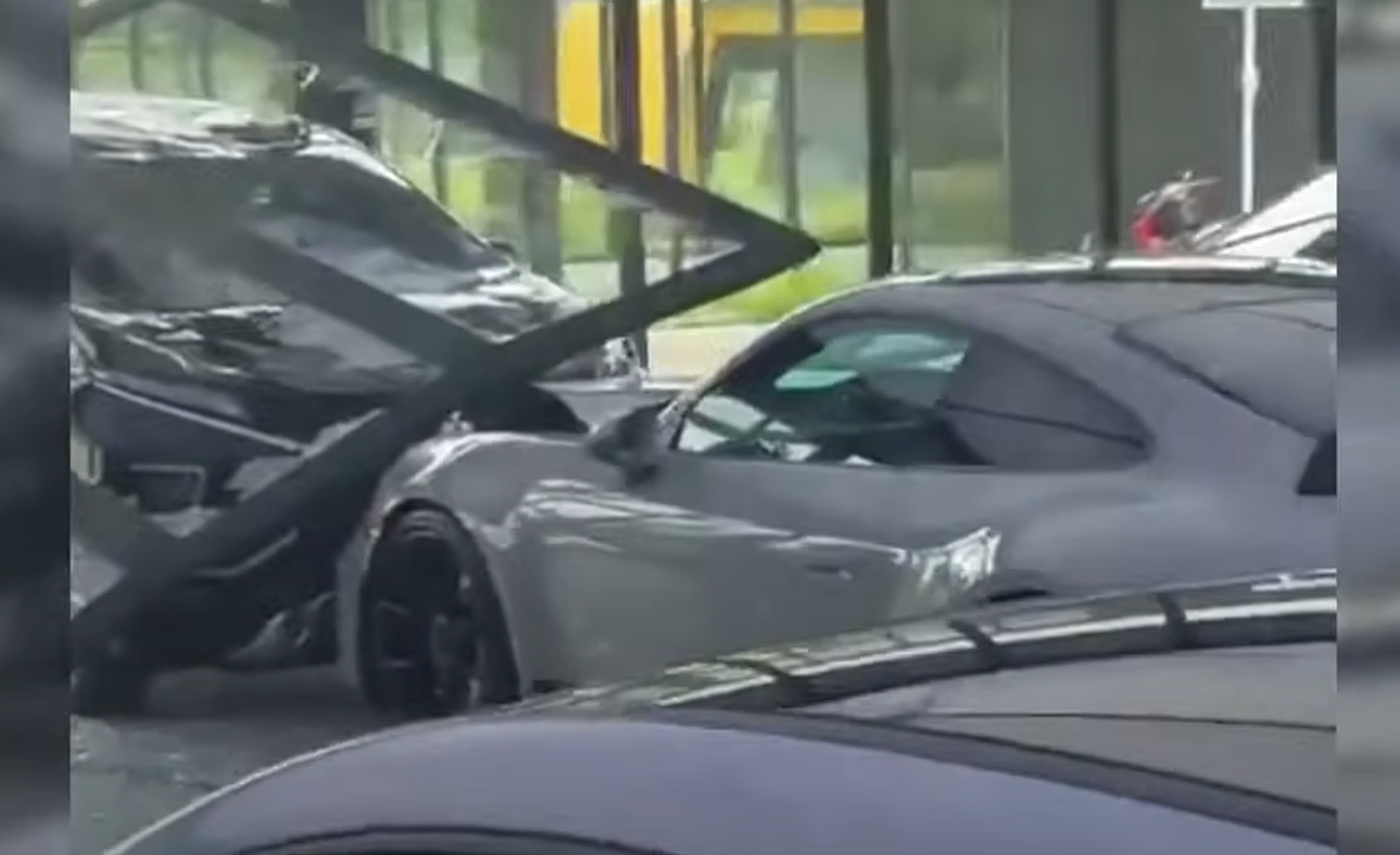 Viral mobil Xpander tabrak Porsche di Showroom PIK (sumber: Twitter/innovacommunity)