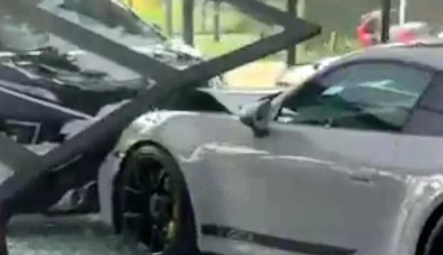 Xpander Seruduk Diler Mobil Mewah Tabrak Porsche 911 GT3