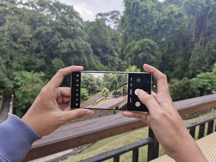 Memotret keindahan alam Ubud, Bali menggunakan ponsel Samsung Galaxy S24 Ultra. (Rian Alfianto/JawaPos.com)