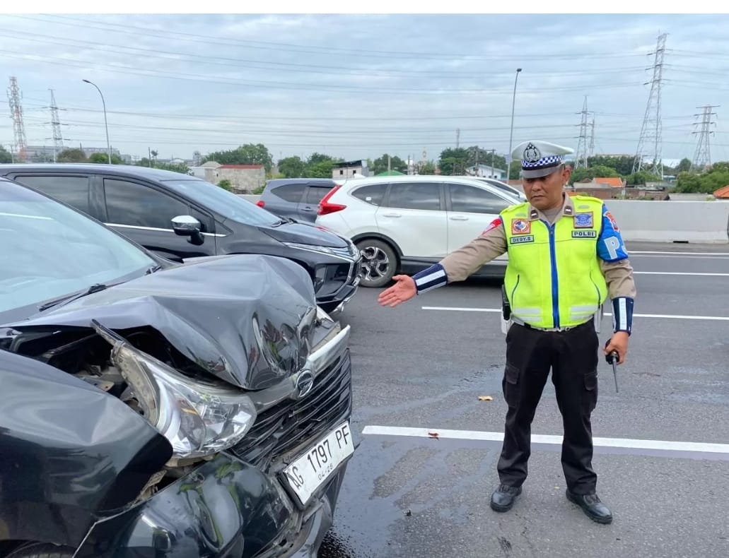 Kondisi Daihatsu Xenia yang ringsek usai terlibat tabrakan beruntun di Tol Sidoarjo (18/3). (Radar Surabaya)