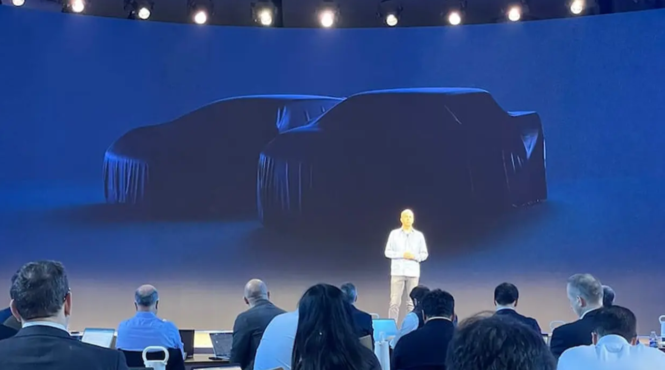 Chief Officer Divisi EV dan sistem digital Ford, Doug Field memaparkan rencana SUV listrik tiga baris Ford pada Mei 2023. (Ford)