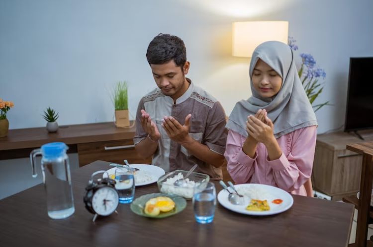 ILUSTRASI: Makan Sahur. (Odua/Freepik )
