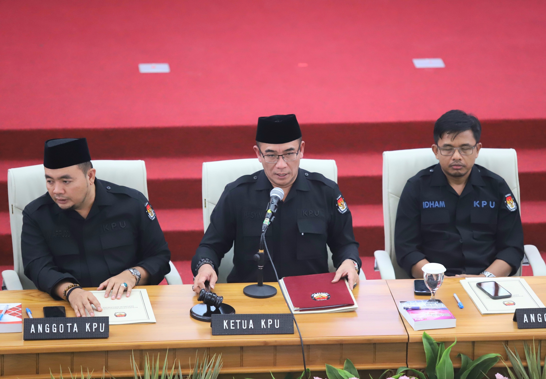 Ketua KPU Hasyim Asyari menetapkan hasil Pemilu 2024 di kantor KPU, Jakarta, Rabu (20/3) malam. (DERY RIDWANSAH/ JAWAPOS.COM)